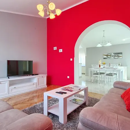 App 5 Min Arena Amphitheater Apartman